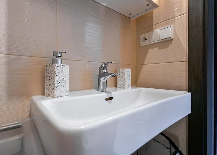 Free Parking - Adm New Studio, Location *